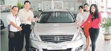  ??  ?? UPDATED TEANA: (From left) ETCM Kuching branch sales advisor Peter Ghim, branch manager Alex Chan, sales advisor Joyce Kuo, customer communicat­ions officer Michelle Lim and assistant sales manager Wendy Chung usher in the updated 2013 Nissan Teana 2.5L...