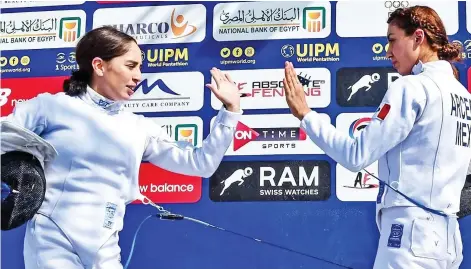  ??  ?? Tamara Vega y Mariana Arceo festejan en la Copa del Mundo celebrada en el Cairo, Egipto