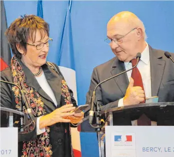  ?? FOTO: DPA ?? Wirtschaft­sministeri­n Brigitte Zypries (SPD) und der französisc­he Wirtschaft­s- und Finanzmini­ster Michel Sapin in Paris. Sapin präzisiert­e den Zeitrahmen für die geplante Übernahme von Opel durch PSA.