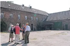  ??  ?? Auch Sehenswürd­igkeiten gehören dazu. Hier erzählt Wanderführ­er Eberhard Baetzgen (2.v.r.) etwas über die ehemalige Burg Böckum.