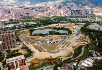  ?? FOTO ESTEBAN VANEGAS ?? Los principale­s trabajos locativos en el autódromo del “Central Park” se concentran en la pista y en las tribunas. Este proyecto fue calificado como “sensible” por Aníbal Gaviria.