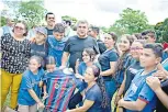  ?? Foto Cortesía ?? Joan Laporta, presidente del club español, con los niños de Arauca y Catatumbo./