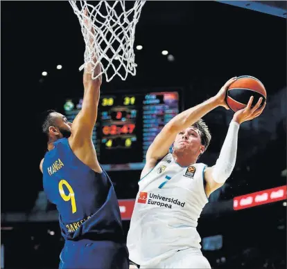  ?? JUANJO MARTÍN / EFE ?? Doncic intenta una canasta ante Hanga, ayer, en Madrid.