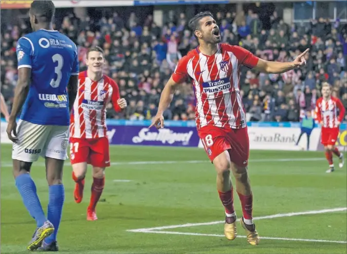  ??  ?? GOL EN CINCO MINUTOS. Costa corre a celebrar su gol al Lleida. No es uno más. Lo ha marcado cinco minutos después de regresar a vestir la rojiblanca. Gameiro corre a abrazarlo.