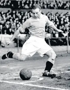  ??  ?? 1951 ... Stanley Matthews of Blackpool takes a corner the old-fashioned way, from well inside the quadrant