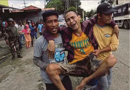  ?? REUTERS PIC ?? A civilian being carried out of Marawi City in the Philippine­s yesterday.