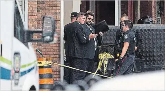  ?? BOB TYMCZYSZYN
THE ST. CATHARINES STANDARD ?? Niagara Regional Police search for suspects on Thursday, Sept. 6, after a shooting in the downtown area of St. Catharines.