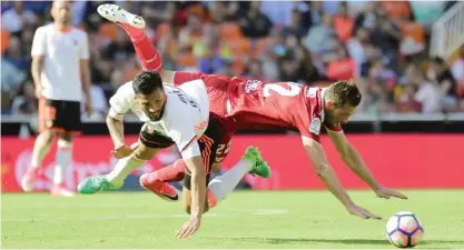  ??  ?? VALENCIA: Sevilla’s Italian midfielder Franco vazquez (L) vies with Valencia’s Argentinia­n defender Ezequiel Garay during the Spanish league football match Valencia CF vs Sevilla FC at the Mestalla stadium in Valencia yesterday. — AFP