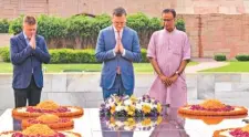  ?? PTI ?? Ukraine Foreign Minister Dmytro Kuleba pays homage at the Rajghat in New Delhi on Thursday.