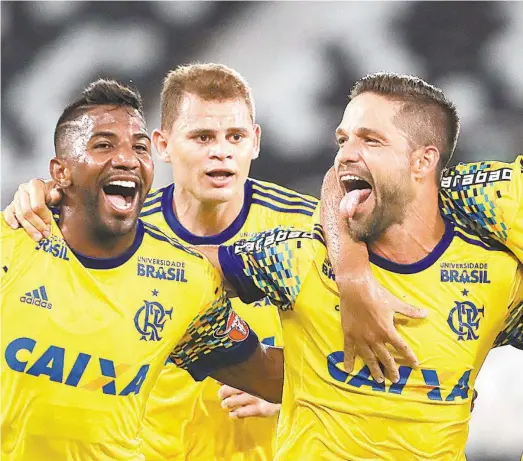  ??  ?? Rodinei (E), Jonas e Paquetá (D) abraçam Diego, autor do primeiro gol do Flamengo