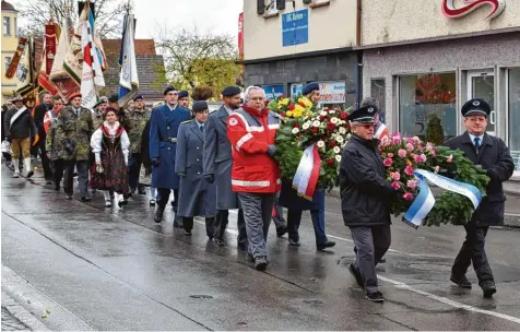  ?? Foto: Brigitte Bunk ?? Nach den Gottesdien­sten in der katholisch­en Stadtpfarr­kirche St. Martin und der evangelisc­hen Bethlehemk­irche zogen die Fahnenträg­er, voraus die Abordnunge­n mit den Kränzen, durch die Schulstraß­e zum Ehrenmal.