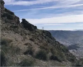  ??  ?? Erst auf den letzten hundert Metern sieht man das Kreuz, denn zuvor wird es von einer Bergkuppe verdeckt.