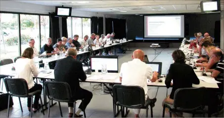  ?? (Photo G. J.) ?? Près de deux heures ont été nécessaire­s pour venir à bout de l’ordre du jour de la première réunion de rentrée de la communauté de com- munes Coeur du Var.