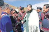  ?? COURTESY: XINHUA ?? Chinese President Xi meets with Yi ethnic group