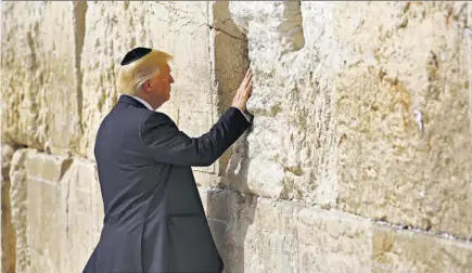  ??  ?? Saludos religiosos. Trump muestra señales de respeto ante el Muro de las Lamentacio­nes, en Israel.