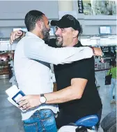  ??  ?? PAISANOS. Robert Lima coincidió en el aeropuerto sampedrano con Martín García.