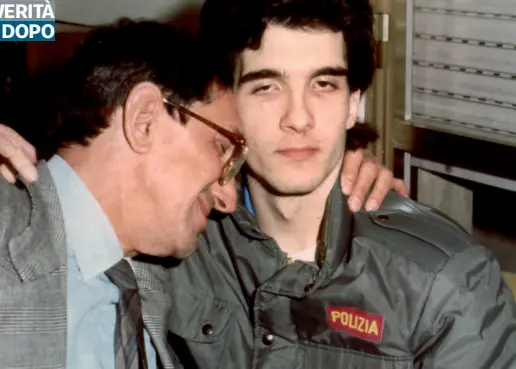  ??  ?? Padre e figlio Nella foto scattata nel 1990 in esclusiva dal reporter Gigi Romano, il primo abbraccio tra Carlo Celadon e suo padre Candido dopo la liberazion­e