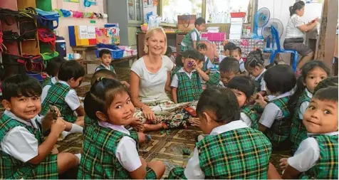  ?? Fotos: Jule Wimmers ?? Am meisten vermisst Jule die Kinder aus dem Kindergart­en Semsook auf Koh Samui, in dem sie als Freiwillig­e sechs Wochen lang arbeitete. Die 19 Jährige spielte mit den Kindern, brachte ihnen Englisch bei und half beim Lösen kniffliger Mathe Aufgaben.
