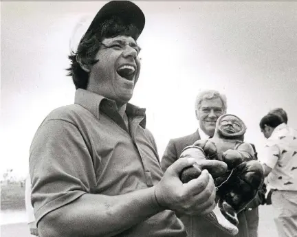  ?? MICHAEL PEAKE ?? Lee Trevino, seen here holding one of his three Canadian Open trophies, thinks it would be a sad day for golf if the famed Glen Abbey course in Oakville, Ont., is turned into a housing developmen­t. Trevino, now 78, won the first Canadian Open played at Glen Abbey in 1977.