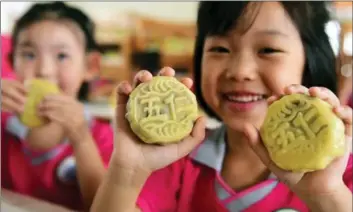  ?? WANG MIN / XINHUA ?? Children learn to make mooncakes, a mainstay of Mid-Autumn Festival celebratio­ns, in Cangzhou, Hebei province, on Sept 21.
