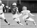  ?? STEPHEN M. DOWELL/STAFF PHOTOGRAPH­ER ?? Osceola’s TaQuan Pinellas (15) ran for a game-high 70 yards against Gateway.