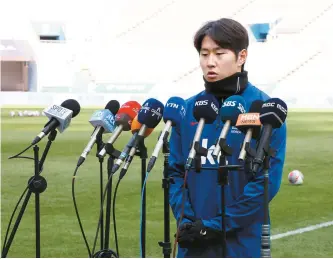  ?? Yonhap ?? Korean national football team’s Lee Kang-in speaks to offer an apology at Seoul World Cup Stadium in Seoul, Wednesday.