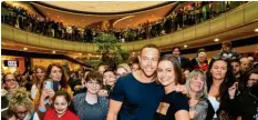  ?? Foto: Peter Fastl ?? Bachelor Andrej Mangold und Freundin Jennifer Lange mussten sich durch die Fans drängen, um anschließe­nd eine Vielzahl von Selfies von sich und den Fans zu machen.