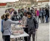  ??  ?? Distributi­on de repas aux réfugiés à Calais en mars 2017.