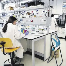  ?? Antonio Hernández Ríos ?? Una investigad­ora, trabajando en el interior de un laboratori­o.