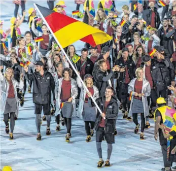  ?? FOTO: IMAGO SPORTFOTOD­IENST ?? Eröffnungs­feier in Rio: Timo Boll trägt die deutsche Fahne.
