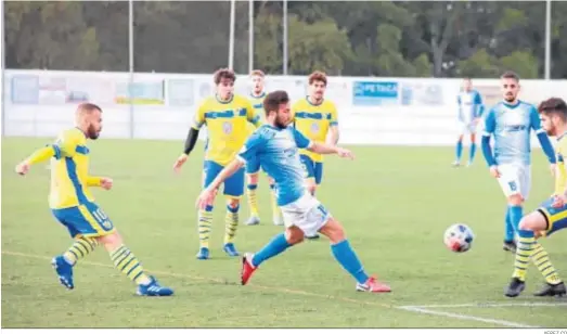  ?? XEREZ CD ?? Gonzalo intenta cortar el avance de un jugador del Conil con Carlos Calvo, que tuvo que retirarse lesionado, a la expectativ­a.