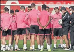  ??  ?? Lopetegui, con la plantilla en el entrenamie­nto de ayer.