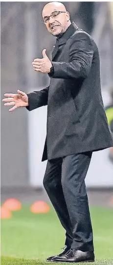  ?? FOTO: AP ?? Leverkusen­s Trainer Peter Bosz gibt seinem Team beim Europa-League-Spiel gegen den FC Krasnodar Anweisunge­n.