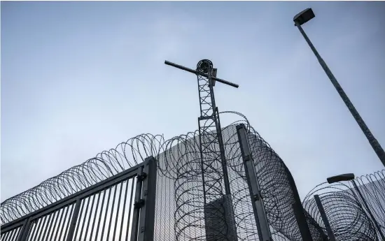  ?? BILD: JOHAN NILSSON ?? Taggtrådsr­ullar på staketen kring anstalten i Ystad i februari 2024.