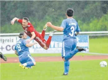  ?? FOTO: JOSEF KOPF ?? Umkämpftes Derby: Der SV Seibranz (rote Trikots) gewinnt knapp beim FC Leutkirch.