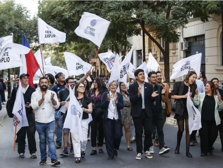  ?? ?? ► En medio de la jornada de negociacio­nes, dirigentes del Frente Amplios llegaron hasta el Servel para entregar la escritura para conformar un partido único.