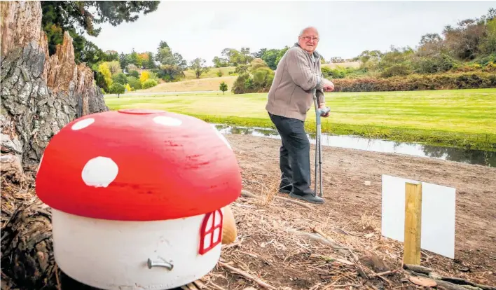  ?? Photo / Paul Taylor ?? Napier Menzshed secretary Ross Girvan with a fairy house that was tossed into the stream by vandals. It has since been relocated and nailed down.