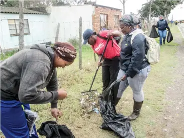  ??  ?? Scores of volunteers joined Bopha Cleaning Services in cleaning Ward 2 on Monday. The volunteers came from the EPWP and Ward 2 committee members.