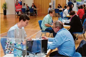  ?? Foto: Bernhard Weizenegge­r ?? Jugendlich­e und vielleicht künftige Arbeitgebe­r haben sich in Günzburg zum „Speeddatin­g“getroffen.