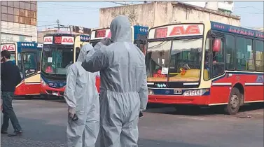  ??  ?? FIESTAS CLANDESTIN­AS Y TRANSPORTE PúBLICO. El Estado no lo es todo. Su sola presencia no garantiza todo. El coronaviru­s dejó en claro que necesita de un conjunto de reglas sensatas.