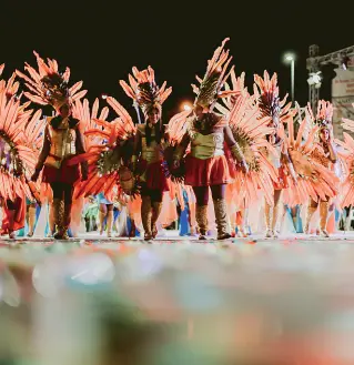  ??  ?? Lo show Un momento della scorsa edizione del Carnevale di Manfredoni­a, uno dei più conosciuti in Puglia