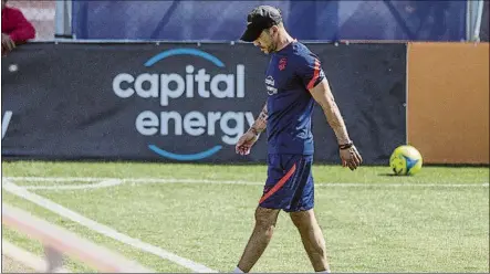  ?? FOTO: EFE ?? Diego Pablo Simeone, entrenador del Atlético de Madrid, durante una sesión de entrenamie­nto