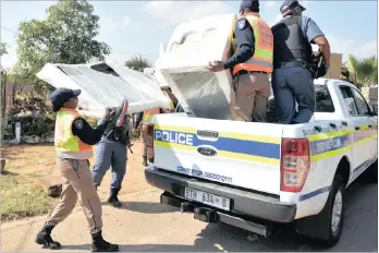  ?? PICTURE: OUPA MOKOENA ?? The Metro Police and the SAPS go house to house recovering looted goods in Mabopane.