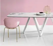  ??  ?? This set from Calligaris mixes materials and colours.