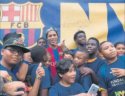  ?? FOTO: FCB ?? Ronaldinho, en el acto de la Fundació en el Bronx El futbolista brasileño mantiene intacto su carisma