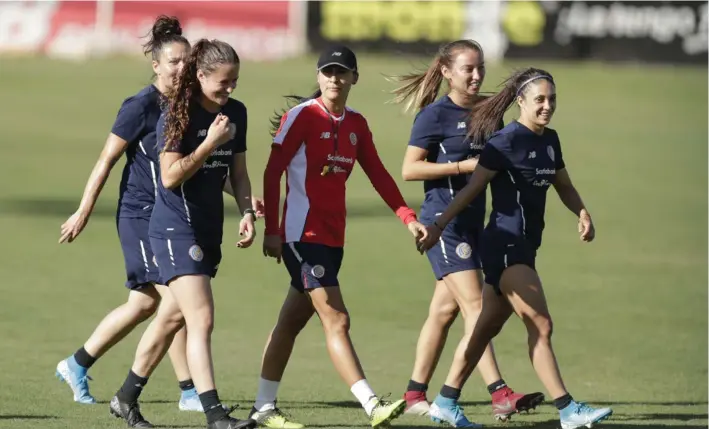  ?? JOSE CORDERO ?? Selecciona­das nacionales durante un entrenamie­nto en el Proyecto Gol, previo a viajar a Estados Unidos para disputar el Preolímpic­o.