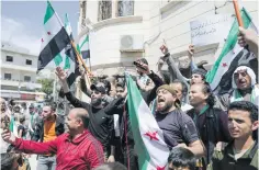  ?? (خليل عشاوي/رويترز) ?? سوريون يتظاهرون في أعزاز أمس ضد التطبيع مع األسد