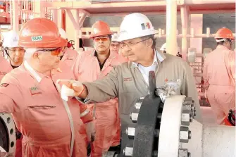  ?? /CORTESÍA PEMEX ?? El director general de Pemex, Octavio Romero, en una visita a instalacio­nes de la Región Marina Suroeste ubicadas en el litoral de Tabasco