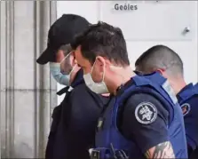  ?? (Photo AFP) ?? Nordahl Lelandais (ici avec une casquette) est arrivé, hier matin à la cour d’assises de Savoie à Chambéry.