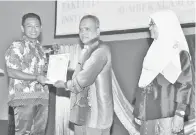  ??  ?? GRADUAN dari Fakulti Sains dan Sumber Alam Mohd Norfadil Suardi menerima Anugerah Tesis Terbaik Ijazah Sarjana.